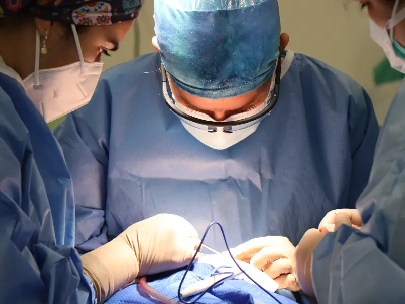 زراعة عدسات ثلاثية البؤر