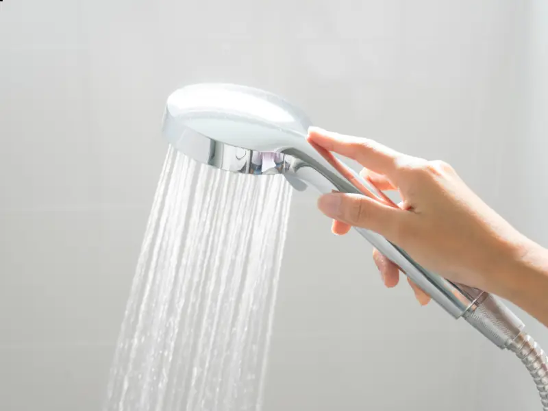 متى يمكن الاستحمام بعد عملية زرع العدسة